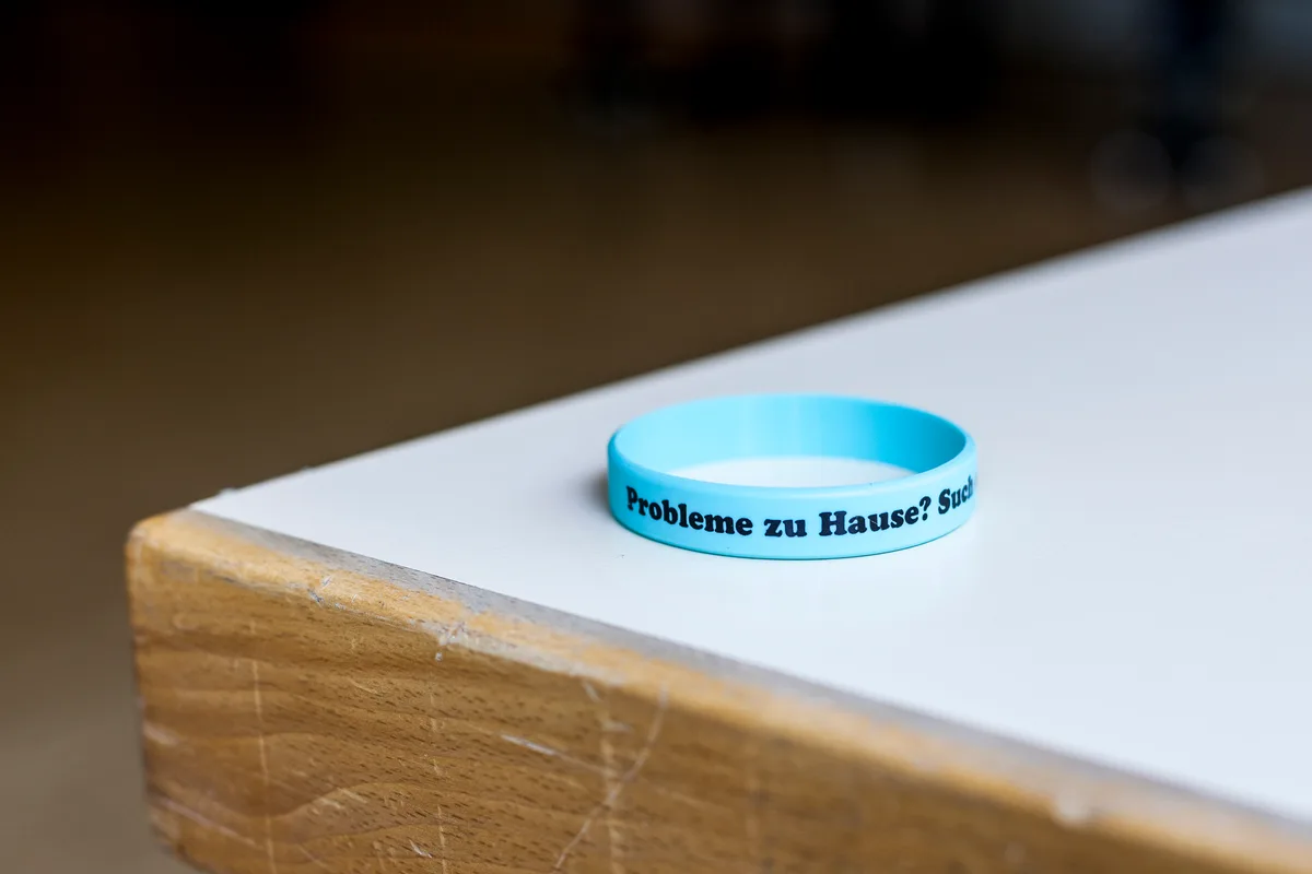Armband-Probleme-zuHause-Hombrechtikon Schule in Hombrechtikon wagt den Tabubruch im Kampf gegen häusliche Gewalt