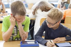 tousFormats_Société_École_Jeunes_Médias L'école entre cahier et tablette