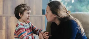 Mother Consoles Her Little Sad Son Mitgefühl: Ein Junge mit seiner Mutter