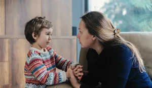 Mother Consoles Her Little Sad Son Mitgefühl: Ein Junge mit seiner Mutter