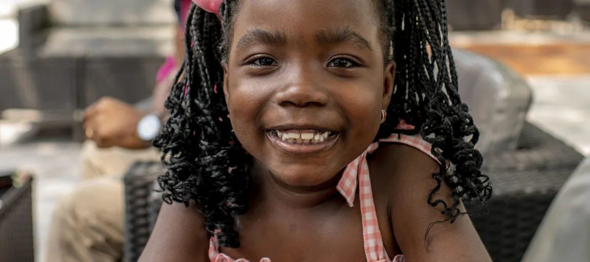 Hugo smiles in Cotonou, Benin Umgang mit digitalen Mädchen. Mädchen mit Vater
