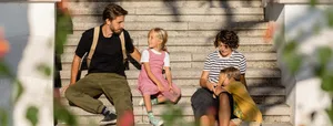 26-10-trennung-dossier-hauptteil-schweizer-elternmagazin-hg Trennung: Ein Vater, eine Mutter und ihre zwei Kinder sitzen auf einer Treppe