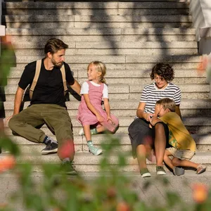 26-10-trennung-dossier-hauptteil-schweizer-elternmagazin-hg Trennung: Ein Vater, eine Mutter und ihre zwei Kinder sitzen auf einer Treppe