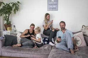 In scala multimediale La famiglia Barmettler di Lucerna: il padre Markus (43 anni), la madre Jasmin (41 anni), la figlia Jamelia (12 anni) e la sorella minore. Foto kostas maros, il 24.7.19 a Lucerna