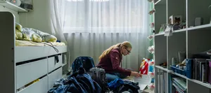 24-12-lernen-mit-adhs-schweizer-elternmagazin-hg Lernen mit ADHS: Mädchen mit ADHS sitzt in ihrem Zimmer am Boden und lernt