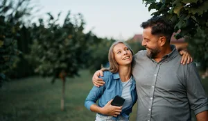Bindung: Vater mit Tochter beim Spaziergang umarmen sich Bindung: Vater mit Tochter beim Spaziergang umarmen sich