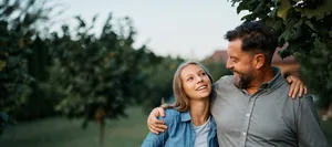 Bindung: Vater mit Tochter beim Spaziergang umarmen sich Bindung: Vater mit Tochter beim Spaziergang umarmen sich