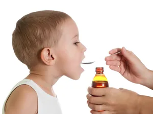 Header_Medikamente_Dosierung_Kinder_ElternMagazin_Fritz_Fr_nzi Medikamente für Kinder – das sollten Eltern beachten!