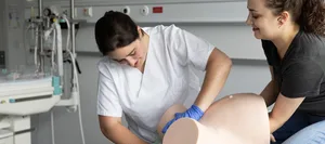 24-09-percorso-educativo-apprendistato-scuola media-scelta-professionale-speciale-swiss-genitori-magazine-fritz-e-fraenzi-hg Qual è la mia strada? L'ostetrica Julia durante la sua formazione.