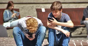Header_Fake_News_Teenager_Social_Media Achtung Fake News: Wie man Falschmeldungen erkennt