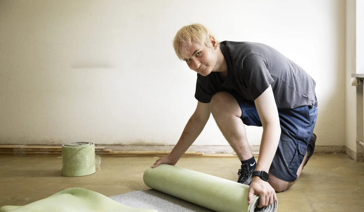 Un apprenti décorateur d'intérieur au travail Un apprenti décorateur d'intérieur au travail