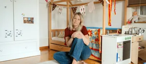 26-09-interview-d’une-mère-jael-schweizer-être-parent-hg Jaël Malli, chanteuse du groupe Lunik, dans la chambre d'enfant de son appartement.