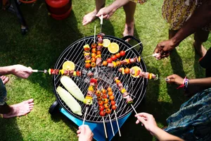 Barbeque-sostenibilità-molto_comunitario-scalato 10 consigli per un'estate sostenibile in famiglia