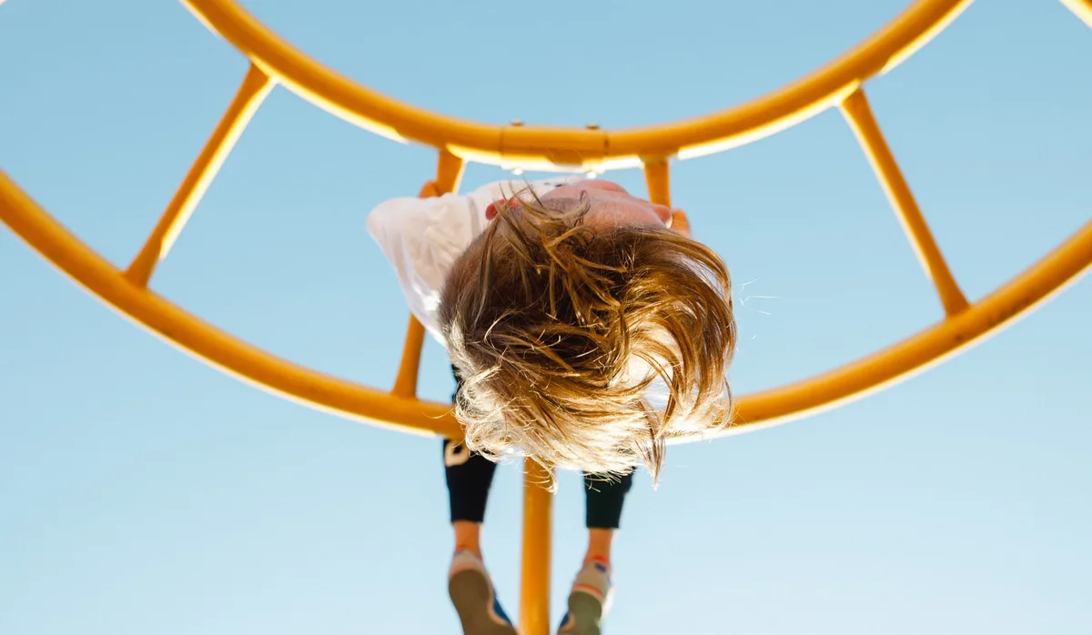 26-04-inklusion-schulstart-kindergarten-kiga-4-tschuess-chindsgi-schweizer-elternmagazin-fritz-und-fraenzi Inklusion: Ein Kind hängt an einem Klettergerüst
