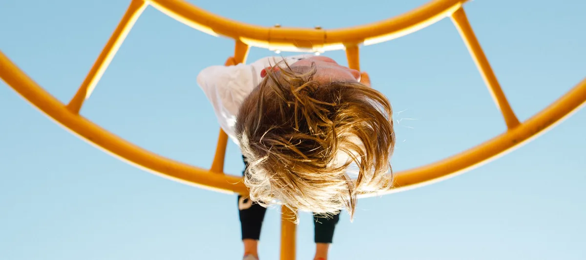 26-04-inklusion-schulstart-kindergarten-kiga-4-tschuess-chindsgi-schweizer-elternmagazin-fritz-und-fraenzi Inklusion: Ein Kind hängt an einem Klettergerüst