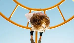 26-04-inklusion-schulstart-kindergarten-kiga-4-tschuess-chindsgi-schweizer-elternmagazin-fritz-und-fraenzi Inklusion: Ein Kind hängt an einem Klettergerüst