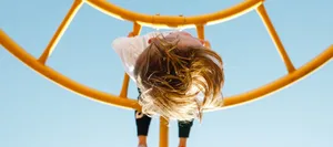 26-04-inklusion-schulstart-kindergarten-kiga-4-tschuess-chindsgi-schweizer-elternmagazin-fritz-und-fraenzi Inklusion: Ein Kind hängt an einem Klettergerüst