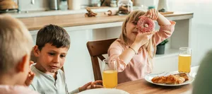 Familie beim Essen. Mahlzeit Frühstück. Familie beim Essen. Mahlzeit Frühstück.