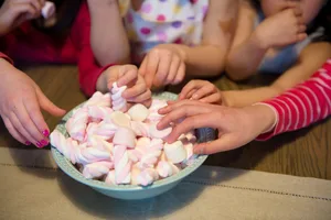 Dolci-additivi-bambini-mani-scalate In che modo gli additivi influiscono sulla salute dei bambini?