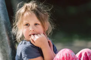 26-07-pauvreté-argent-maternelle-3-matières-premières-revue-suisse-des-parents-hg Pauvreté : une fillette est assise là, seule et désemparée
