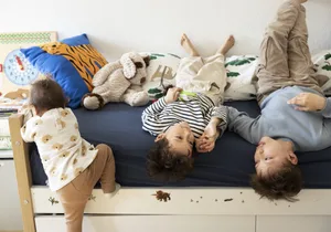 Famiglia Debrunner; Andrea e Jose con i figli Liandro (9), Elias (5) e Noah (1 anno e mezzo); la madre di Andrea: Annalisa; foto scattata a casa della famiglia. Famiglia Debrunner; Andrea e Jose con i figli Liandro (9), Elias (5) e Noah (1 anno e mezzo); la madre di Andrea: Annalisa; foto scattata a casa della famiglia.