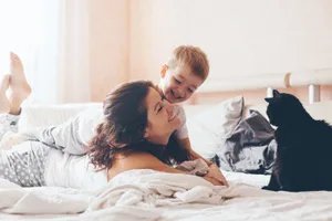 Mutter-faulenzt-mit-Sohn-im-Bett Herr Hodgkinson