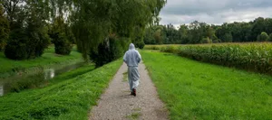 Dossier Sucht Noah Symbolbild Thema Sucht. Teenager geht seinen Weg.
