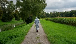 Dossier Sucht Noah Symbolbild Thema Sucht. Teenager geht seinen Weg.