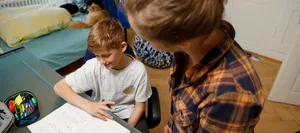 22-06-devoirs-stress-5-conseils-dossier-conflits-magazine-parents-suisses-fritz-et-fraenzi-hg-neuf