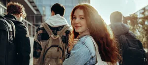 choix-de-la-profession-étude-choix-des-études-magazine-des-parents-suisses-hg-1 Étudiante se penchant en arrière pour aller à un cours à l'université. Fille marchant avec des amis pour aller en classe au lycée.