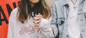 Teenager_verliebt_HL Meine Tochter bringt zum ersten Mal einen Freund nach Hause