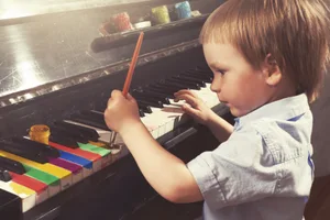 Kreativit_t_Junge_bemalt_Piano Wie Eltern die Kreativität ihrer Kinder fördern können
