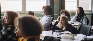 25-09-verhaltensauffaelligkeiten-schule-schweizer-elternmagazin-hg Verhaltensauffälligkeiten: unmotivierte Schüler im Klassenzimmer