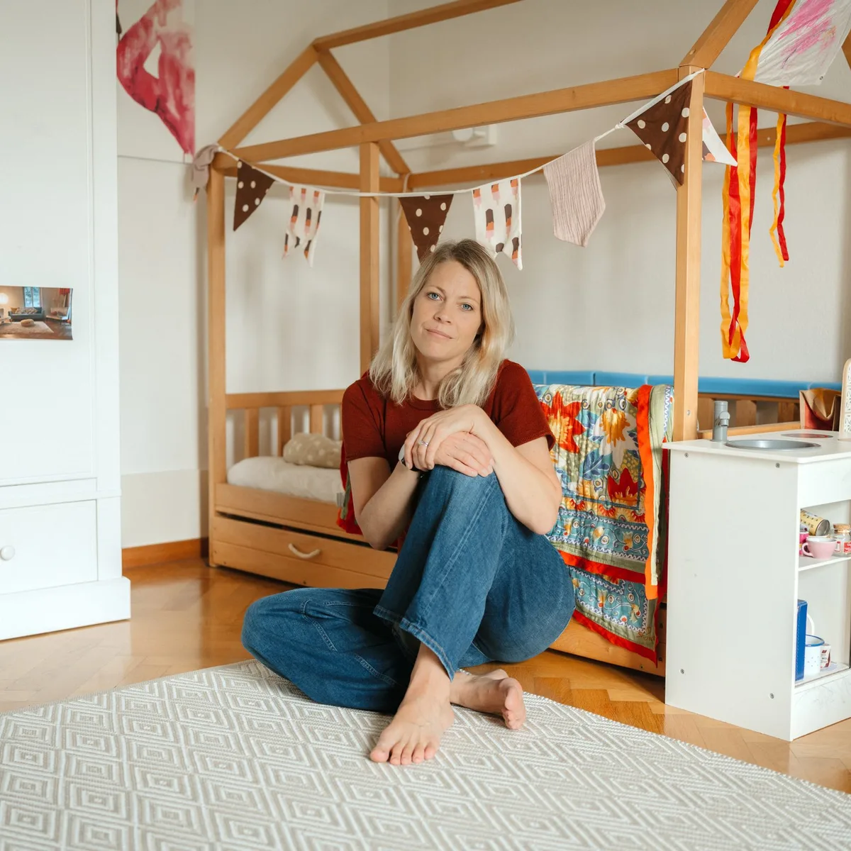 26-09-mutter-interview-jael-schweizer-elternsein-hg Lunik-Sängerin Jaël Malli im Kinderschlafzimmer ihrer Wohnung.
