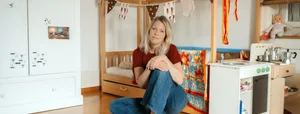 26-09-mutter-interview-jael-schweizer-elternsein-hg Lunik-Sängerin Jaël Malli im Kinderschlafzimmer ihrer Wohnung.