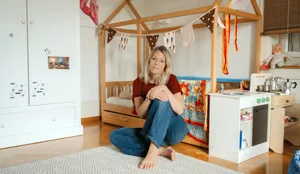26-09-mutter-interview-jael-schweizer-elternsein-hg Lunik-Sängerin Jaël Malli im Kinderschlafzimmer ihrer Wohnung.
