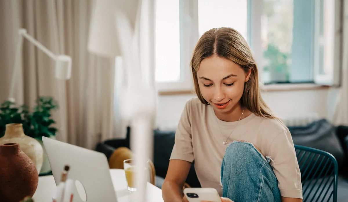 Teenagerin am Handy. Thema Ausbildung und Berufswahl. Teenagerin am Handy. Thema Ausbildung und Berufswahl.