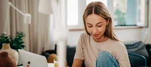 Teenagerin am Handy. Thema Ausbildung und Berufswahl. Teenagerin am Handy. Thema Ausbildung und Berufswahl.