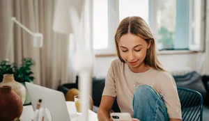 Teenagerin am Handy. Thema Ausbildung und Berufswahl. Teenagerin am Handy. Thema Ausbildung und Berufswahl.