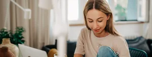 Teenagerin am Handy. Thema Ausbildung und Berufswahl. Teenagerin am Handy. Thema Ausbildung und Berufswahl.