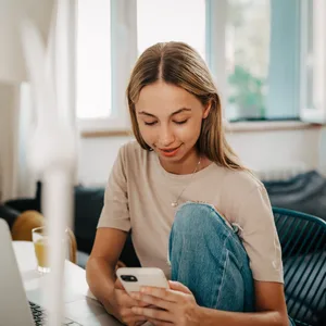 Teenagerin am Handy. Thema Ausbildung und Berufswahl. Teenagerin am Handy. Thema Ausbildung und Berufswahl.