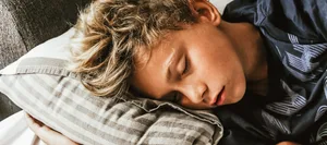 insomnie-adolescents-problèmes-de-sommeil-magazine-suisse-parents-scaled Troubles du sommeil chez les adolescents. Un adolescent est allongé sur un oreiller et dort.