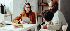 elternmitarbeit-schule-schweizer-elternmagazin Elternmitarbeit Lehrerin spricht mit Vater und Sohn