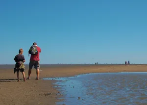 Randonnée sur les vasières Des vacances sans argent à Amrun : un père et son fils
