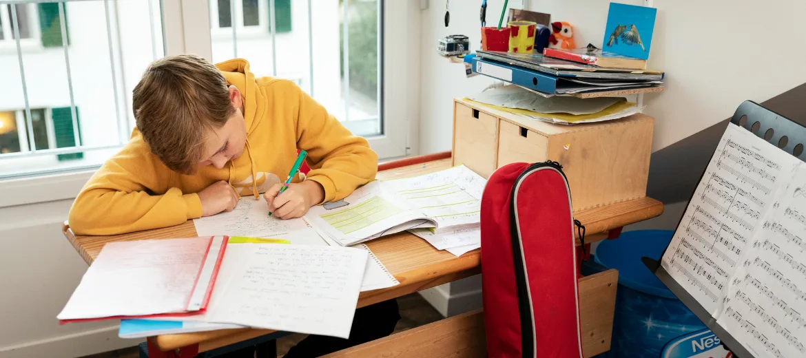 19-11-gymnase-école-secondaire-passerelle-dubs-dossier-sek-ou-gymi-magazine-des-parents-suisses-fritz-et-fraenzihg Lycée : un élève assis à son pupitre travaille