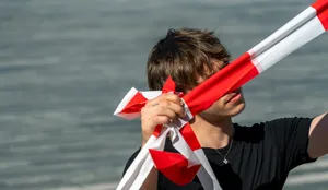 Dossier Sucht Ben Jugendliche und Suchtmittel: Junge mit Absperrband