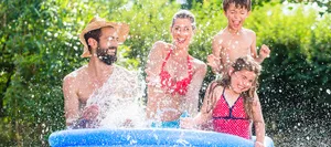 familie_plantscht_im_becken3 UHU – darum sind Ferien daheim am besten 