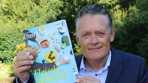 Il caporedattore Nik-Niethammer con la copertina del numero di novembre in scala Alimentazione sana e aiuto con un cane da assistenza per l'autismo: i nostri argomenti di novembre