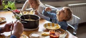 22_06_Familientisch_istock-Hg