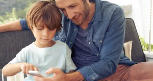 Swisscom_-_Handy_kindersicher_machen-L Handy in Kinderhänden